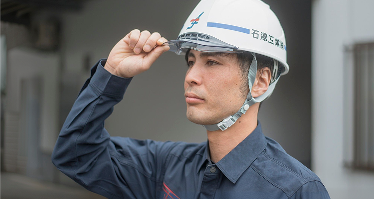 ヘルメットを被った職人