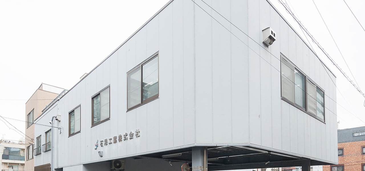 鉄筋が組み上げられた建設現場